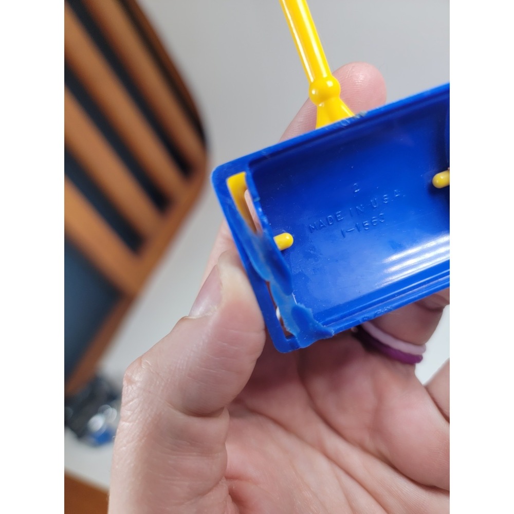 Vintage Ideal Dollhouse Carpet Sweeper Yellow & Blue - Picture 4 of 6